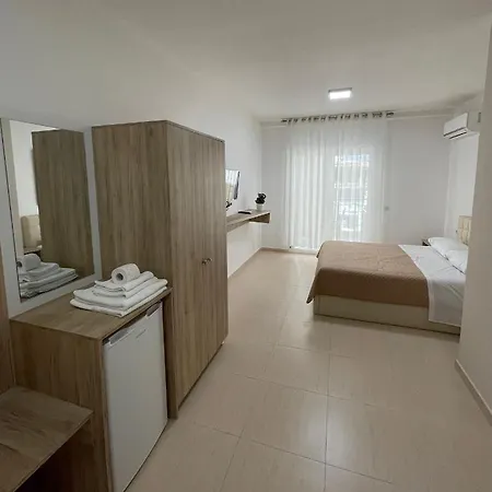 ホテル Lungomare Rooms By Oslo Vlorë